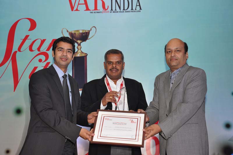 Mr.Pradeep Biyani,President-COMPASS  giving away award to VMware